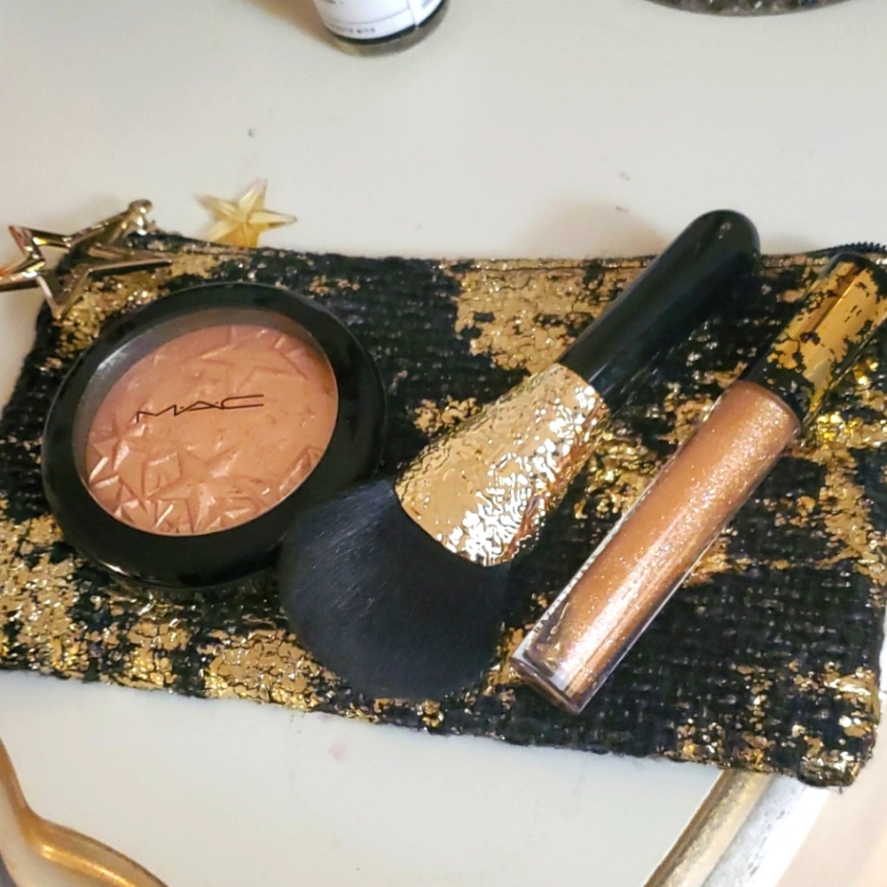 Mac bronzer kit with lip gloves